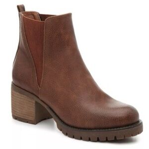 S45. NWT Mia Jody Chelsea Boot Luggage Brown Faux Leather 9.5M